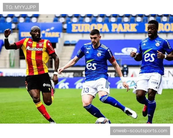 斯特拉斯堡球迷抗议裁判判罚，比赛一度中断